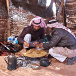 Traditionelles Essen im Beduinencamp