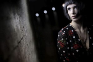 Fotografieren bei schwachem Licht... indoor mit Model, © Paul Leclaire