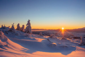 Schnee-Foto bei Sonnenauf- oder untergang