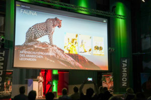 Photo+Adventure 2023, © fototrainer.com / Photo+Adventure Partnerland AlUla auf der Vortragsbühne