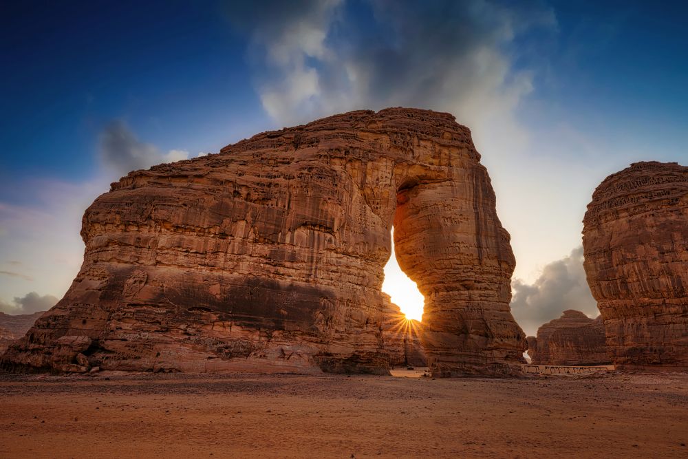 Jabal Al-Fil - ein von der Natur spektakulär geformter Sandstein-Monolith, umgeben von einer nahezu unberührten Wüstenlandschaft (c) Kreativstudio Kaplun